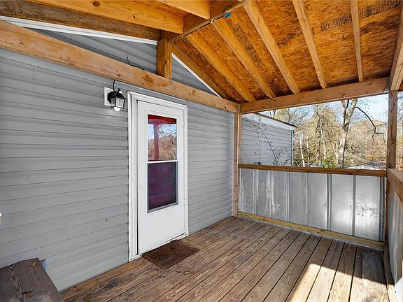 5th image of 210 Elaine Dr