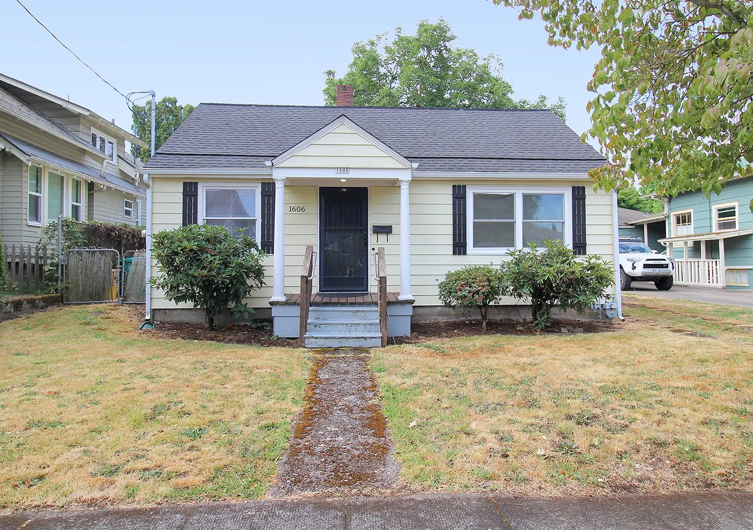 Great Overlook 2 Bedroom Bungalow - Steps to Max — Photo 3