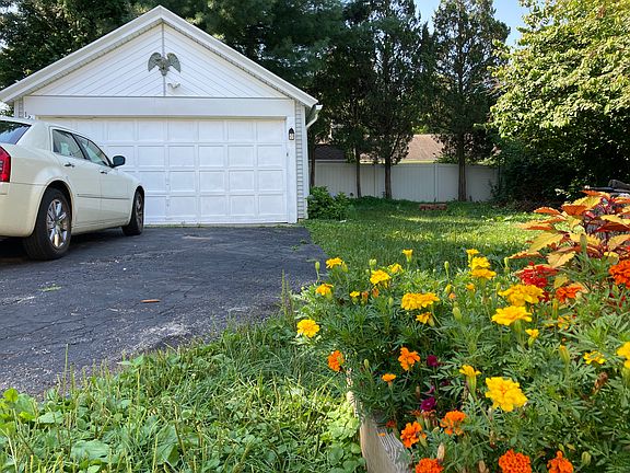 Detached garage and fenced-in back yard