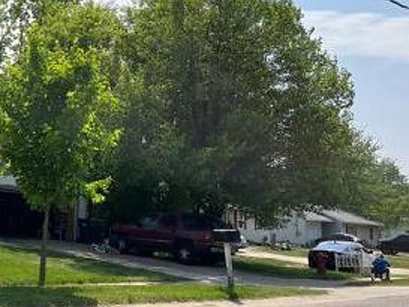 Exterior Neighborhood (street photo)