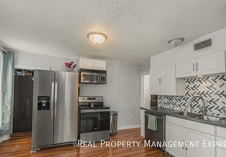 807 W 13th St — Photo 2