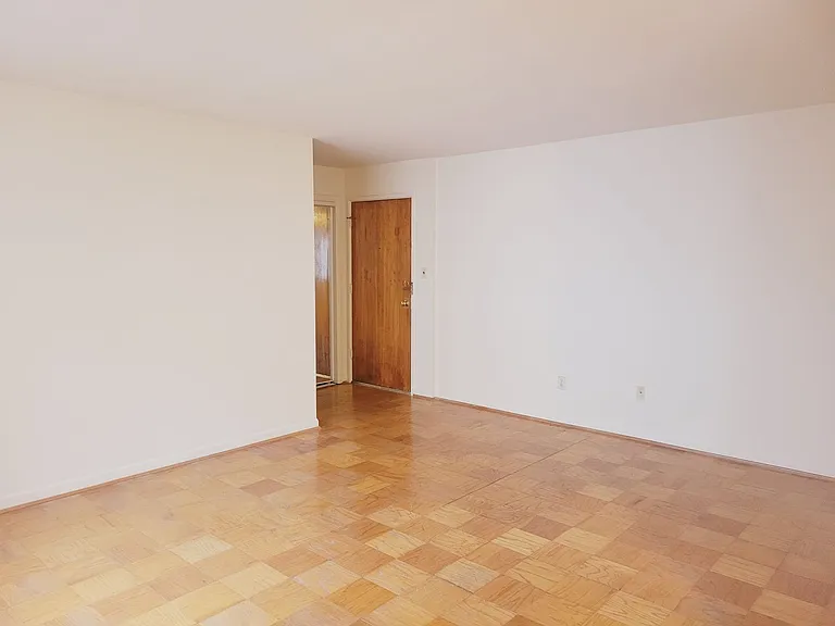 Columbia Courts Apartments — Photo 13
