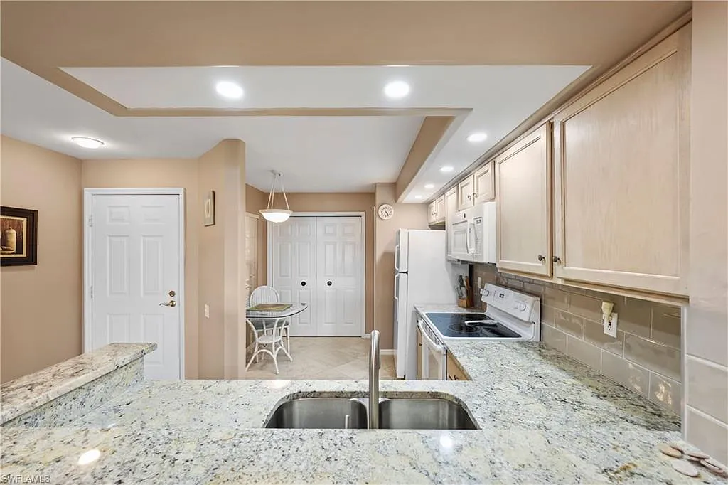 2 bed, 2.0 bath, 1076 sqft, $5,300 — Photo 4