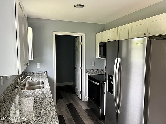 4th image of 212 Thompson Ln
