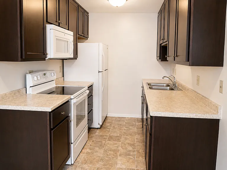 Highland Court Apartments — Photo 7