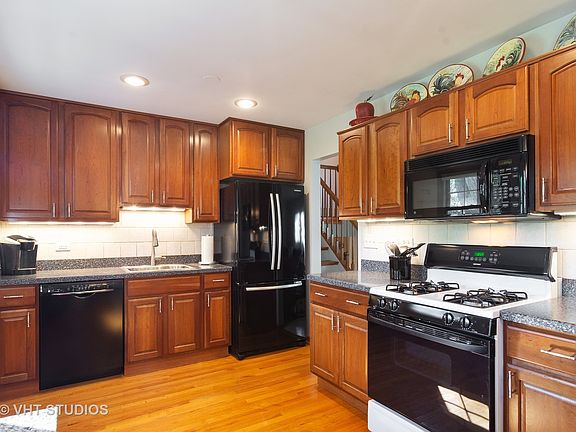 4th image of 1357 E Reynolds Dr