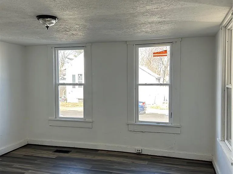 438 Clover St — Photo 3