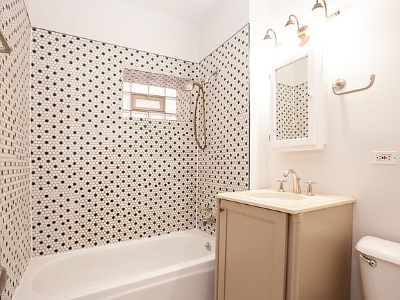 4th image of 2504 W Hutchinson St #1