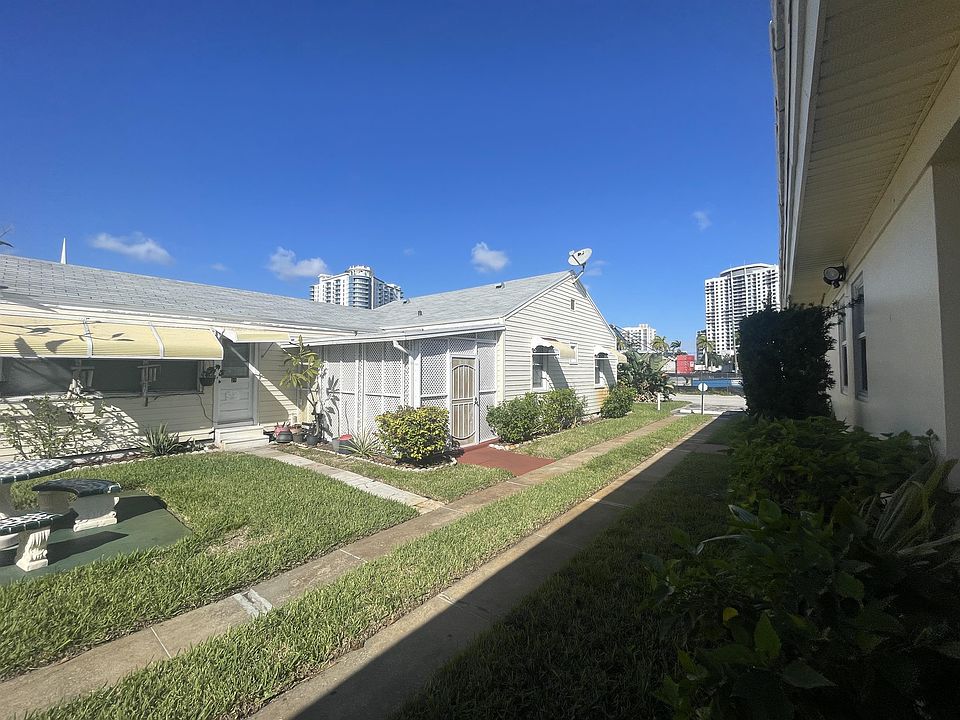 2nd image of 1734 Van Buren St #15