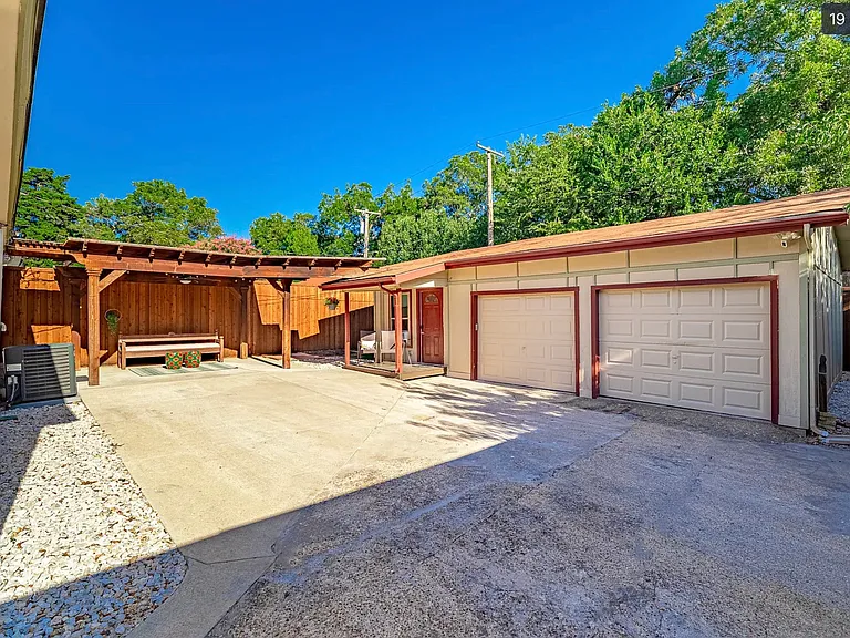915 Stewart Dr — Photo 21