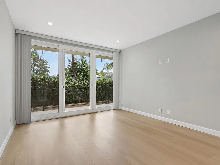 116 N Wetherly Dr — Photo 24