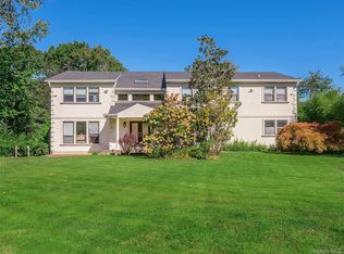 32 Carriage Rd, Great Neck, NY 11024