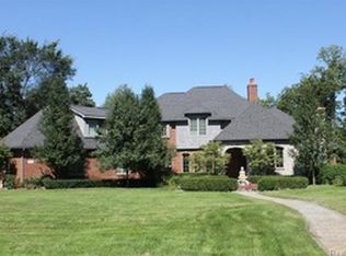 8110 Pine Ridge Ct, Northville, MI 48168