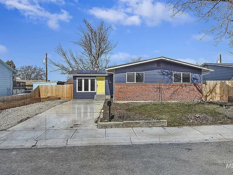 230 W Camellia Ave — Photo 1