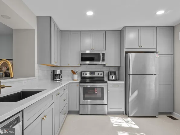 43 S Floyd St, Alexandria, VA 22304