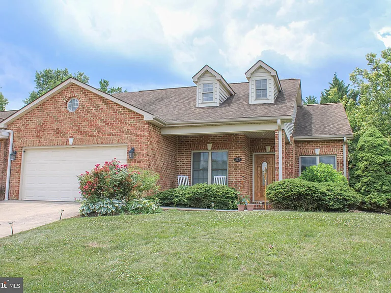 227 Donna Dr — Photo 1