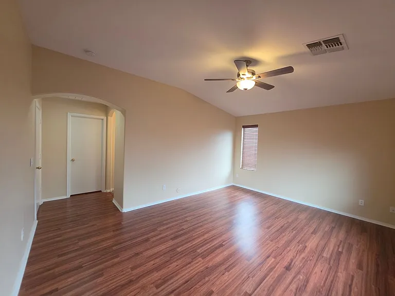 7805 S 48th Ln — Photo 25