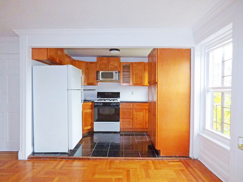 1st image of 144 Quincy St APT 3