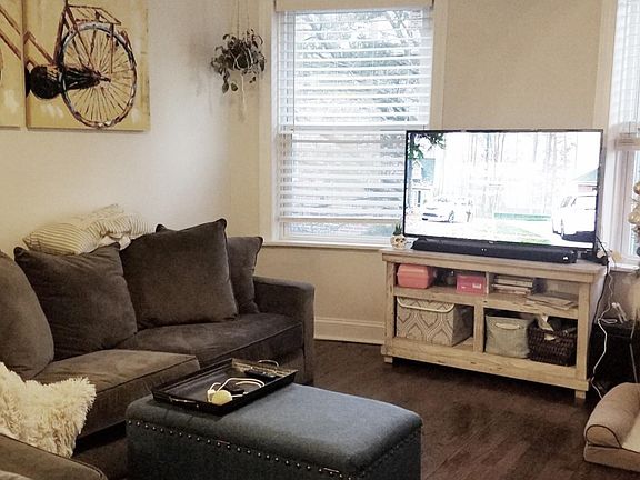 4th image of 918 Green Bay Rd APT 2D