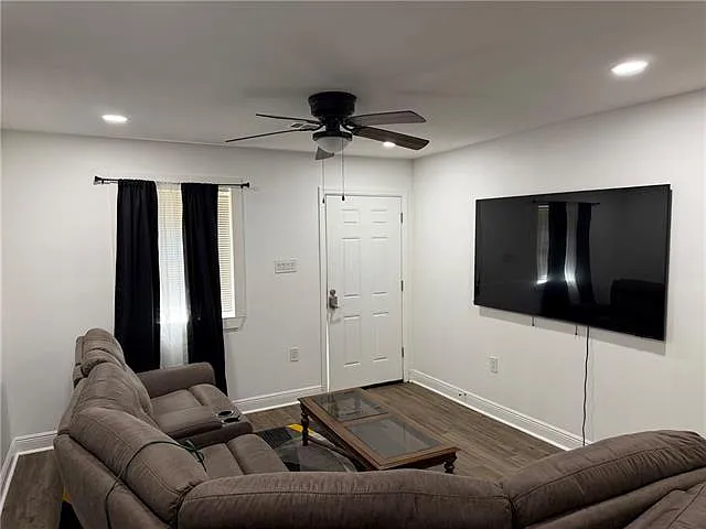 3 bed, 2.0 bath, 1073 sqft, $1,300 — Photo 3
