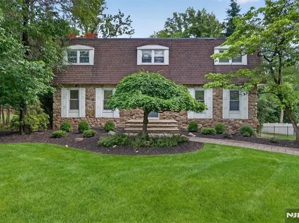 559 Wayne Dr, River Vale, NJ 07675