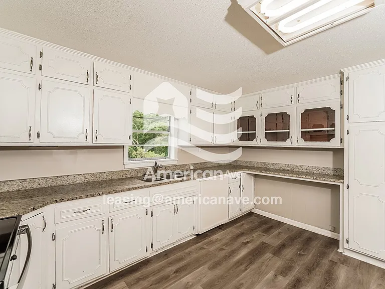 302690_005_kitchen_6.jpg