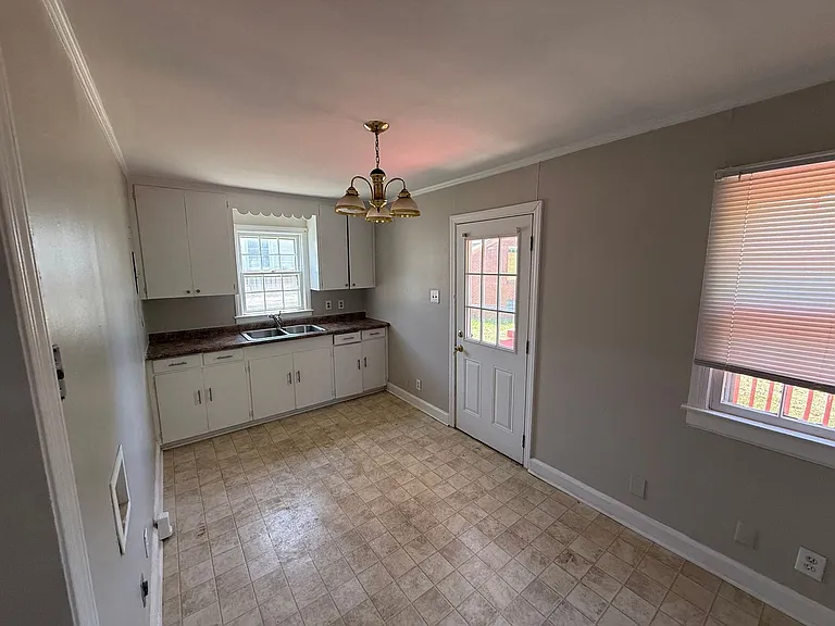 305 N State St — Photo 10
