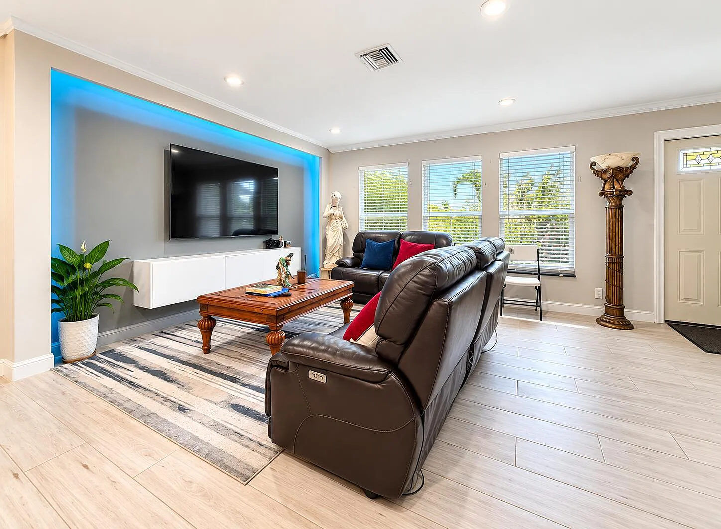 3 bed, 2.0 bath, 2174 sqft, $8,000 — Photo 4