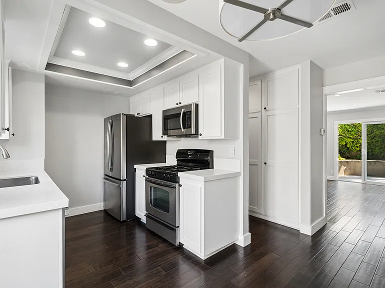2550 Elden Ave #B — Photo 11
