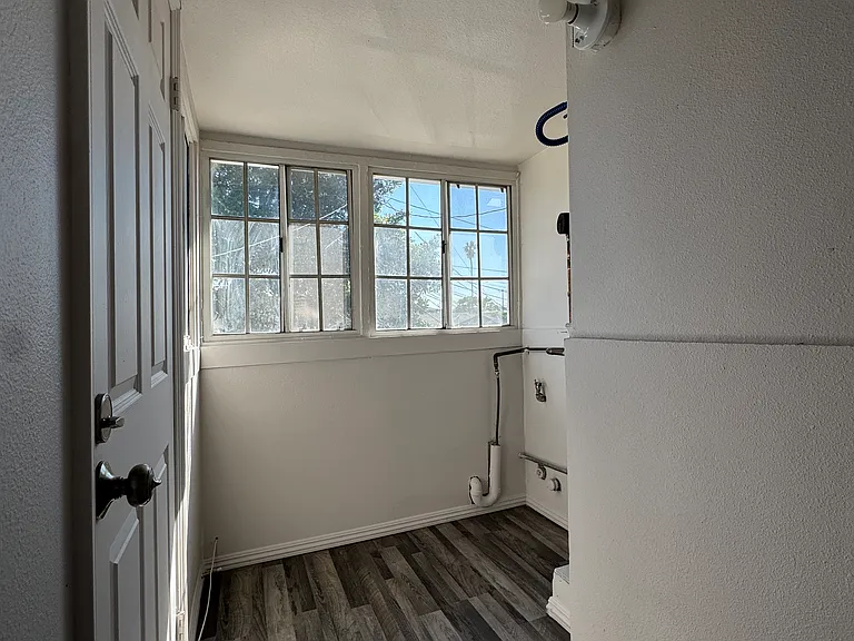 472 1/2 W 47th Pl #472-1/2 — Photo 8