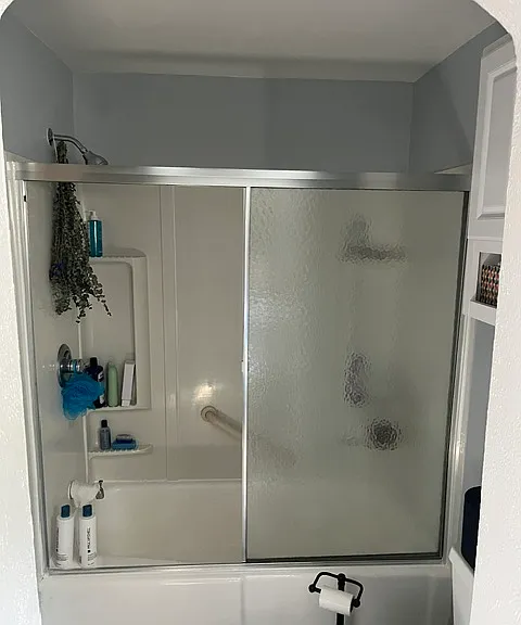 Bathroom-shower/tub