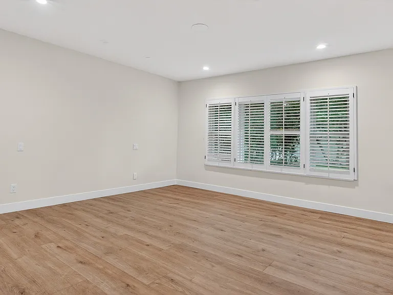 4711 Tyrone Ave — Photo 30
