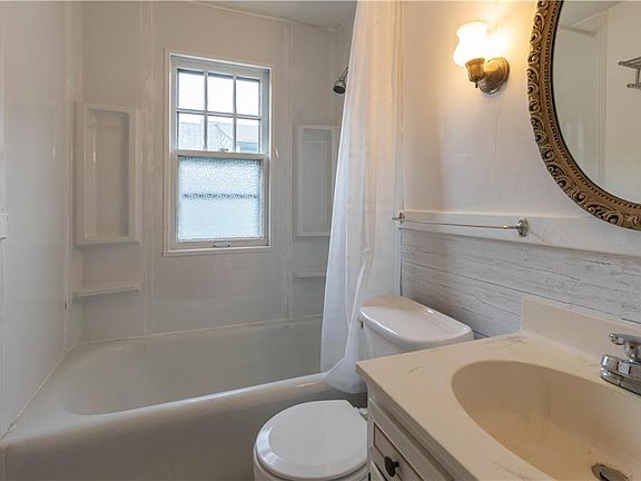 5th image of 215 Montrose Ave