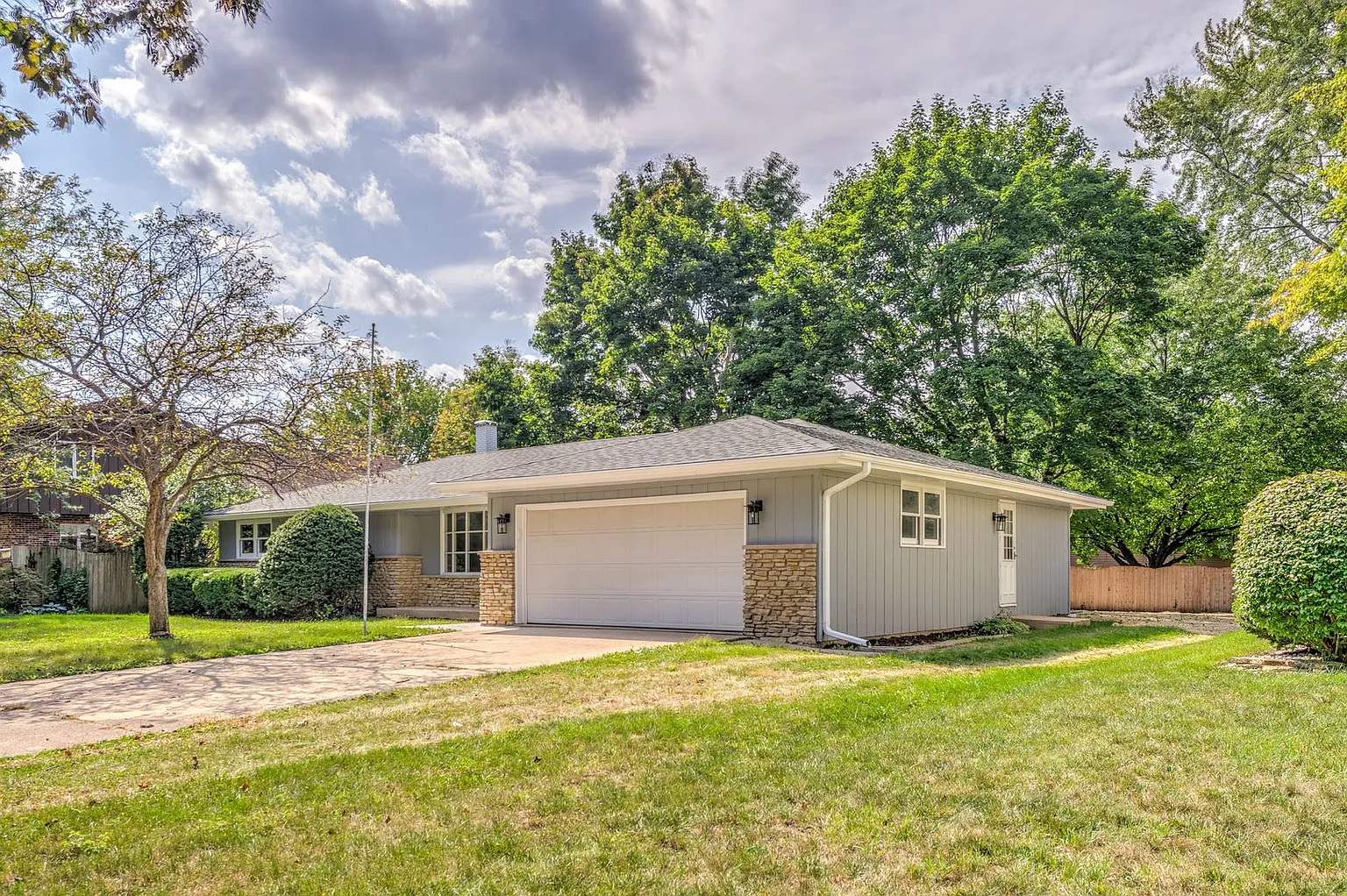 405 Apollo Dr photo 1