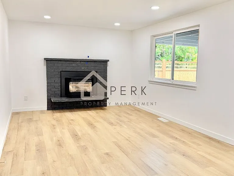 3605 NE 10th Ct — Photo 6