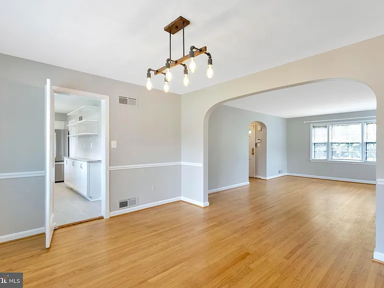 970 N Quintana St — Photo 5