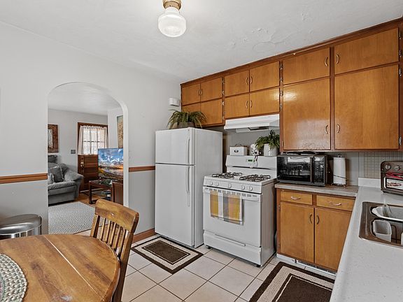5th image of 1539 4th St NE