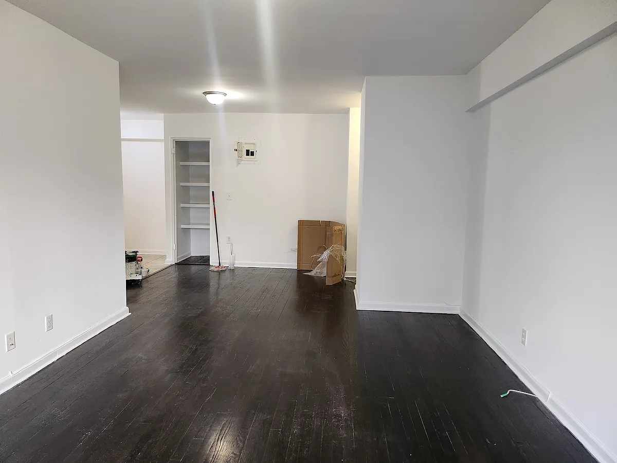 Building Photo - 510 Riverdale Ave #4D