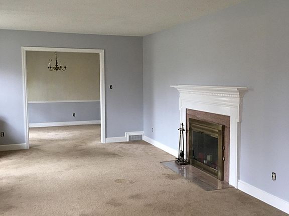 Living room looking into dinningroom 