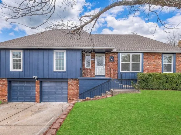 303 S Sunset Ln, Raymore, MO 64083