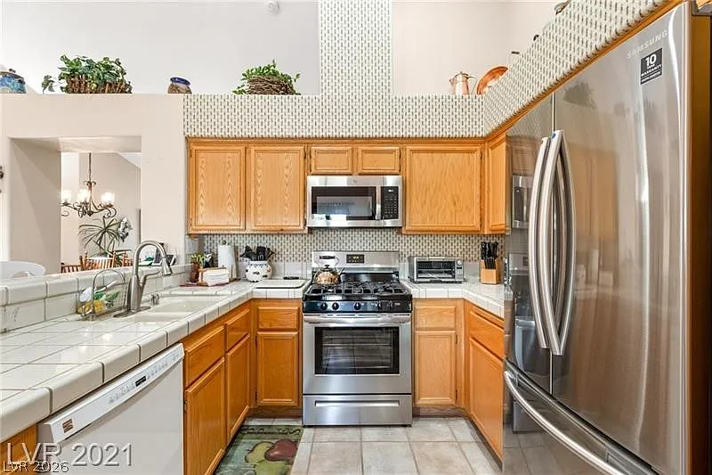 3 bed, 2.0 bath, 1548 sqft, $2,100 — Photo 3