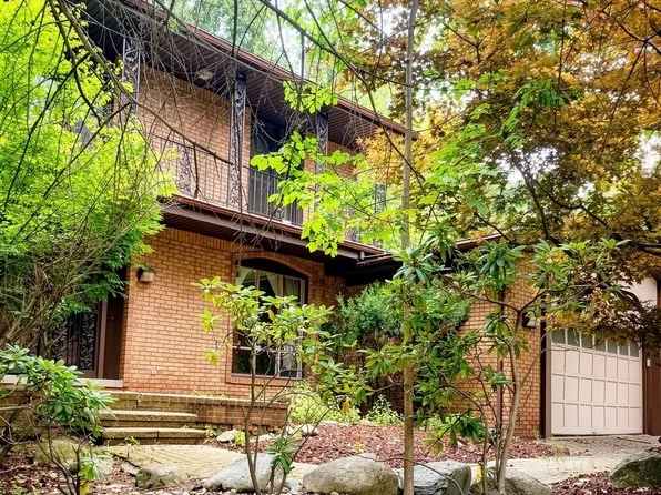5064 Far Ravine Ct, West Bloomfield, MI 48323