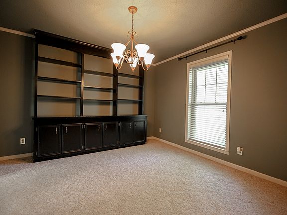 3rd image of 615 Woodview Dr