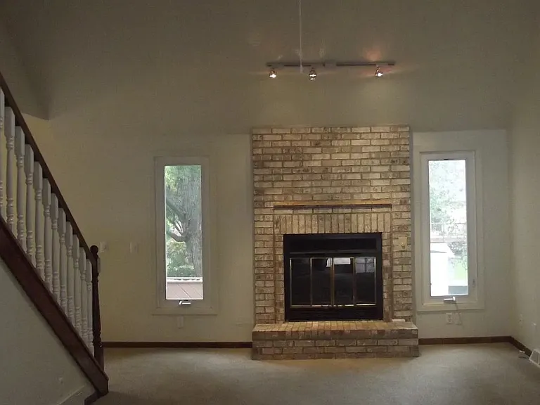 121 Woodview Dr — Photo 5