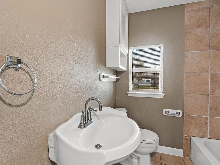 6015 Ridgeway Dr — Photo 10