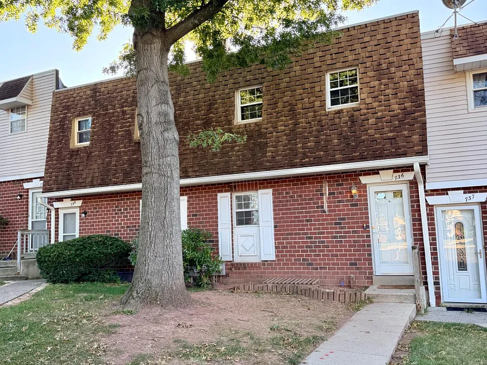736 Village Ln