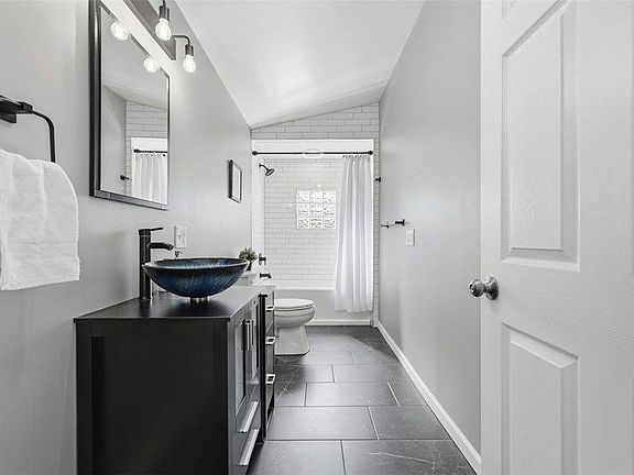 4th image of 459 Pearl St