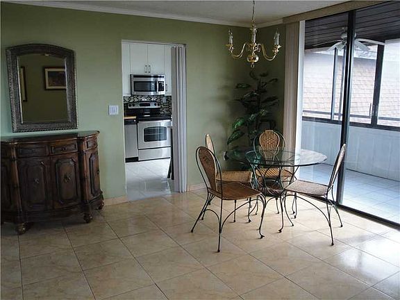 4th image of 671 NE 195th St APT 402E