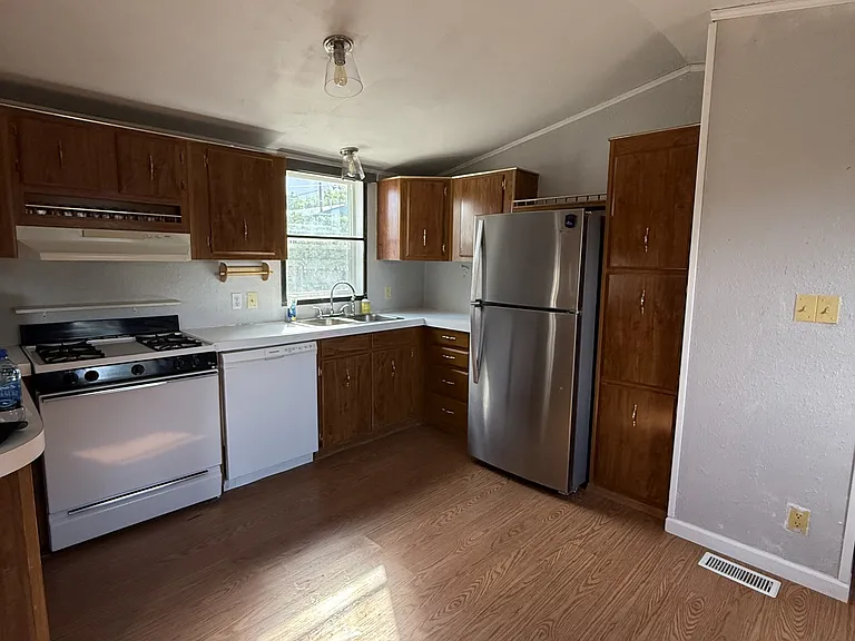 502 N H St — Photo 6