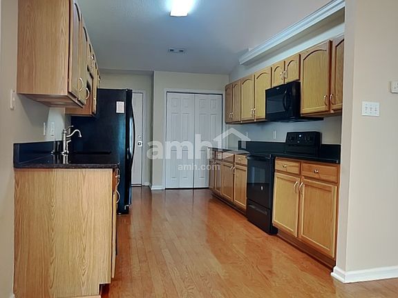 4th image of 1710 Stilwell Cir